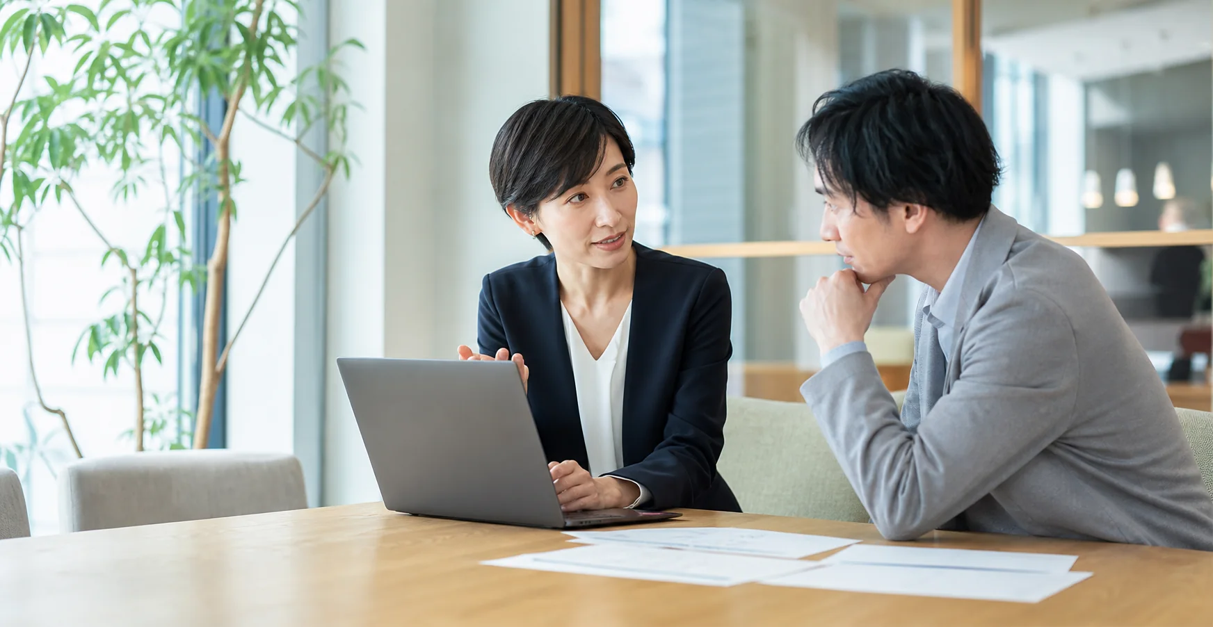 採用支援について話し合う担当者と相談者